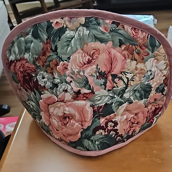 Rose Patterned Pink Tea Cozy - Picture 1 of 3